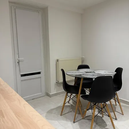 Spacious & Peaceful Individual דירה *